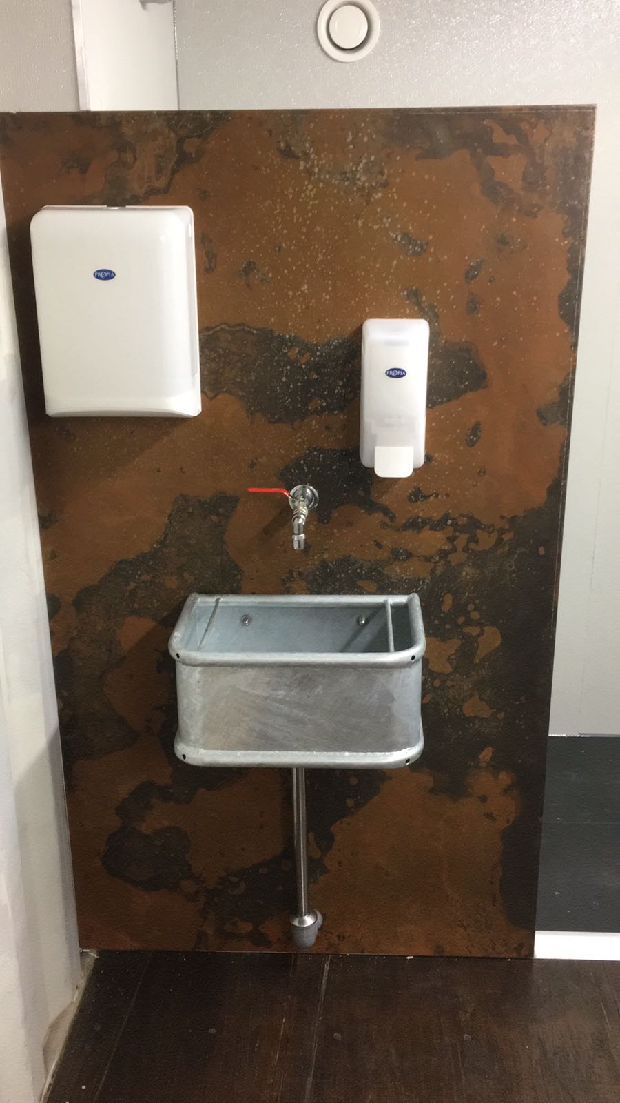 Wasbak tegen (Corten)stalen achterwand Buitelaar Metaal Wasbak tegen (Corten)stalen achterwand Buitelaar Metaal # Wasbak Metaal_174306